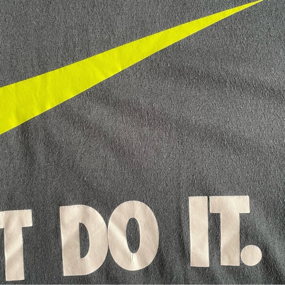 Nike Men’s Just Do It Grey Green Short Sleeve T-Shirt - Picture 5 of 5